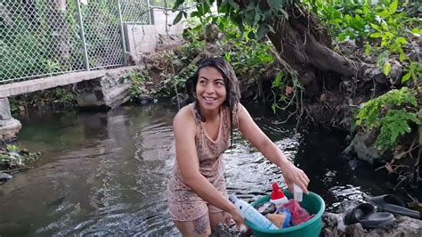 morrita bañandose|Tremenda morochita bañándose en el río